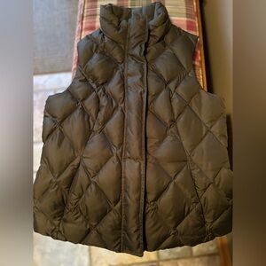Ladies Eddie Bauer Quilted Goose Down Vest in Army Green. Size: M